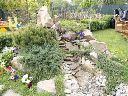 Sten skal lægges i rækker i forskellige højder og forskellige afstande fra hinanden, som angivet i det aftalte projekt. Men husk, først skal du helt arrangere det nederste niveau med dine egne hænder i henhold til ordningen,