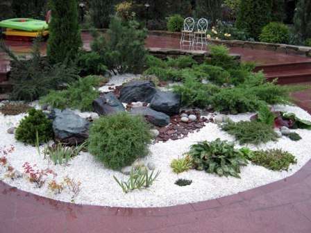 käyttää valkoista kiveä puutarhan koristeluun