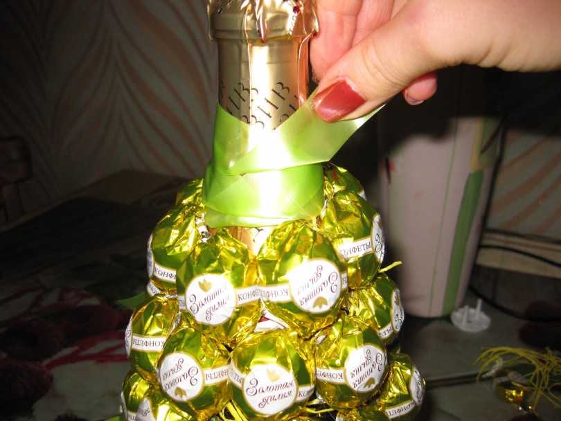 الأناناس DIY من الحلوى والشمبانيا: كيفية صنع خطوة بخطوة من الزجاجة - فئة رئيسية للمبتدئين والصور والفيديو