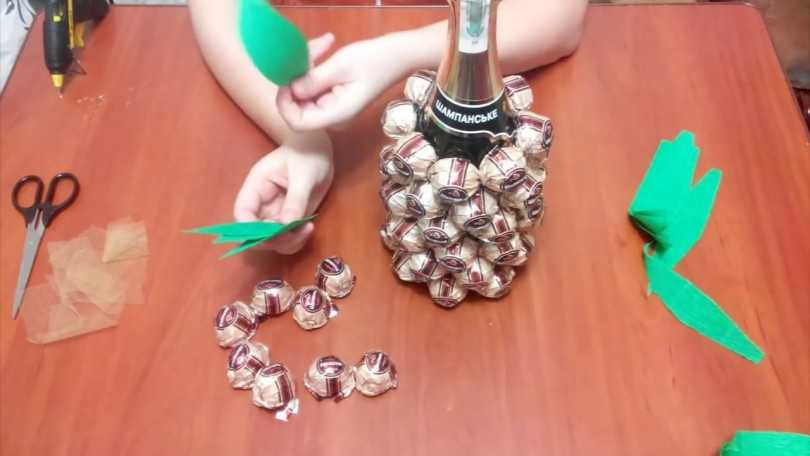 الأناناس DIY من الحلوى والشمبانيا: كيفية صنع خطوة بخطوة من الزجاجة - فئة رئيسية للمبتدئين والصور والفيديو