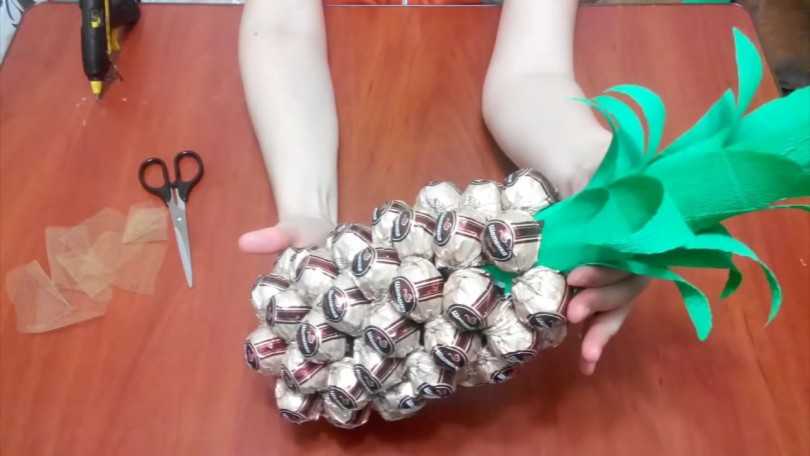 الأناناس DIY من الحلوى والشمبانيا: كيفية صنع خطوة بخطوة من الزجاجة - فئة رئيسية للمبتدئين والصور والفيديو