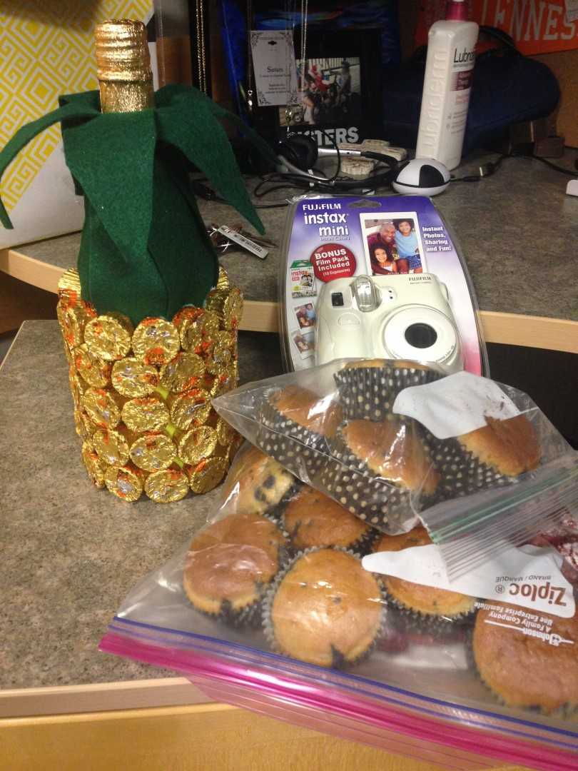 الأناناس DIY من الحلوى والشمبانيا: كيفية صنع خطوة بخطوة من الزجاجة - فئة رئيسية للمبتدئين والصور والفيديو