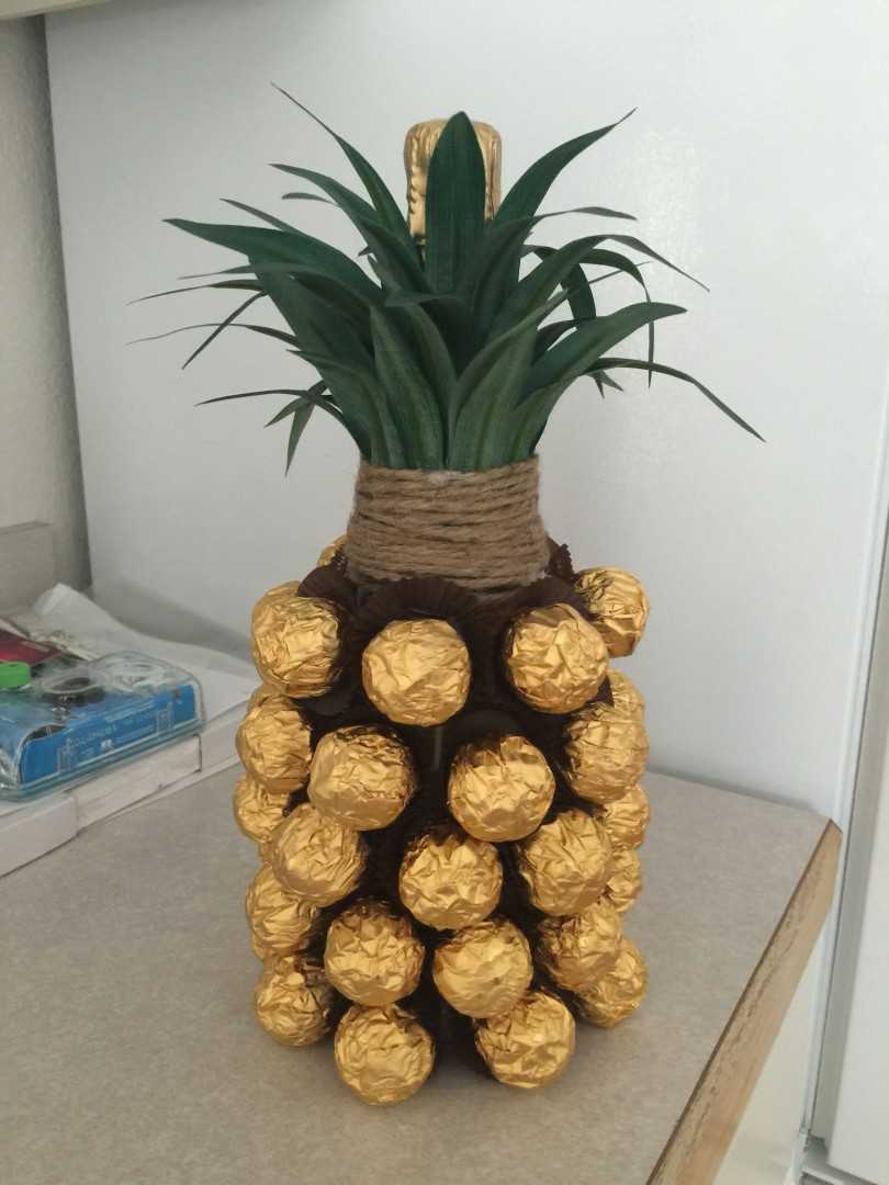 الأناناس DIY من الحلوى والشمبانيا: كيفية صنع خطوة بخطوة من الزجاجة - فئة رئيسية للمبتدئين والصور والفيديو