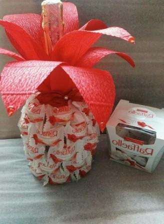 Ξεκινήστε προετοιμάζοντας το ίδρυμα. Εάν κόψετε ένα οβάλ από αφρό, τότε θα πρέπει να το τυλίξετε με τούλι ή οργάντζα και να το δέσετε με μια κορδέλα στο πάνω μέρος. Το μάτσο στην κορυφή πρέπει να είναι τακτοποιημένο, όπως ο ανανάς.