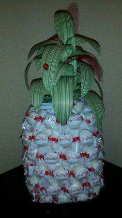 Εάν χρησιμοποιείτε μπουκάλι σαμπάνιας, δεν χρειάζεται να το τυλίξετε. Ξεκινήστε κολλώντας τις καραμέλες Raffaello από κάτω στον κύκλο. Η δεύτερη σειρά είναι κολλημένη σε μοτίβο σκακιέρας. Προσέξτε αυτό