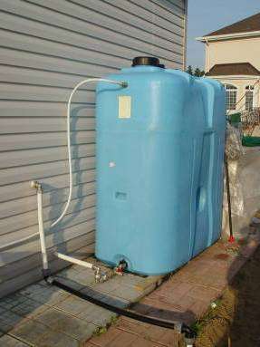 Tee suora pituussuuntainen puristus maasta titaanipinnoitetulla lapalla kaivettuun syvyyteen. Titaanista valmistettu lapio estää maan tarttumisen. Leikkaa identtiset neliöt maasta ja ruohokerroksesta. Taita ne kaivantoa pitkin koko pituudelta ja jatka asennusta välittömästi