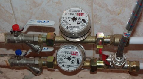 Den mekaniske måler på fotoet registrerer vandstrømmen gennem varmtvandsledningen, uanset dens temperatur