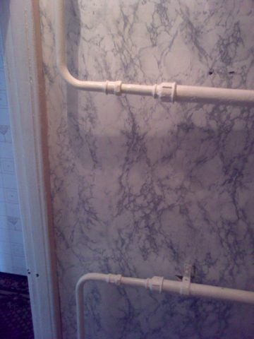 Den opvarmede håndklædetørrer er monteret i et hul i varmtvandsforsyningen og opvarmes kun, når der trækkes vand