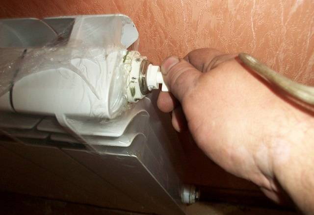 Automatisk udluftning af luft fra varmesystemet