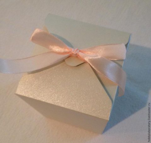 Pieni satiininauha lahjakeula