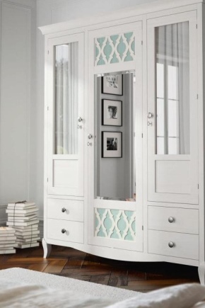 خزانة ملابس بيضاء في غرفة النوم