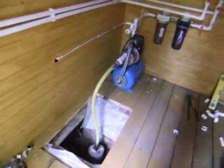 عندما ينخفض الضغط في وسط العجلة ، يدخل الماء عبر خط الأنابيب إلى الجسم. عيب واضح من سا