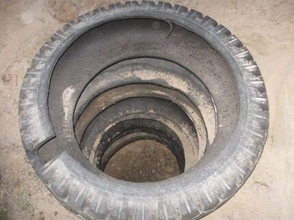 Seinä on vuorattu käytetyillä renkailla