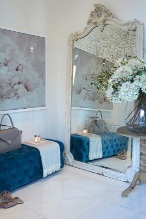 مرآة كبيرة داخل الردهة