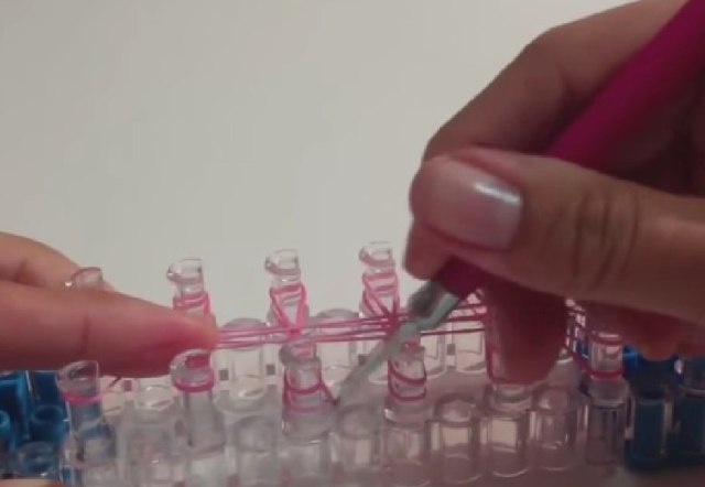 Virkkaa nyt alemmat kuminauhat pylvään läpi