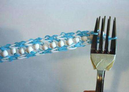 وهكذا يتكرر النسج حتى يصل السوار إلى الطول المطلوب.