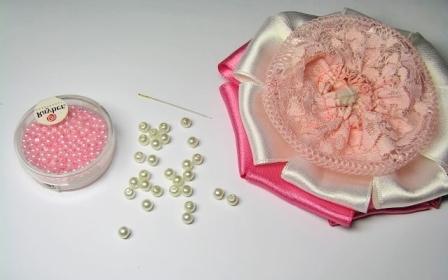 من الأفضل خياطة الدانتيل في القاعدة يدويًا ، بحيث يمكنك لاحقًا سحب الخيط وتشكيل دائرة.