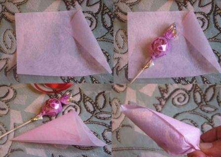 في السابق ، ستحتاج إلى تحضير مستطيلات من اللباد بعرض 10 سم وطول 18 سم ، كما تحتاج أيضًا إلى تثبيت الحلوى على عصا من الخيزران ثم البدء في لفها.