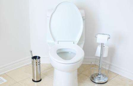 نقوم بتنظيف المرحاض بأيدينا كيف وكيف تنظف المرحاض في المنزل