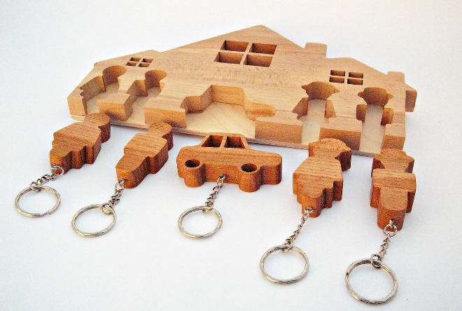 Držiak na kľúče vyrobený z dreva