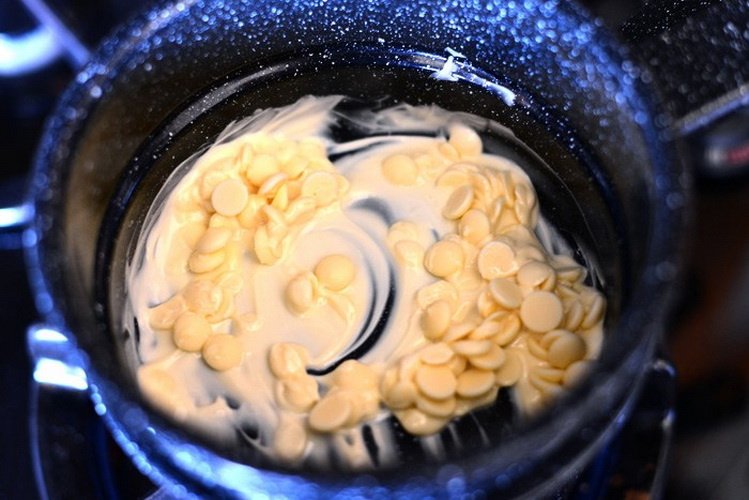 Λιώνουμε τις σταγόνες λευκής σοκολάτας