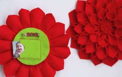 في وسط الزهرة التي تلوح في الأفق ، نلصق دائرة حمراء صغيرة ، وبالتالي نغطي جميع