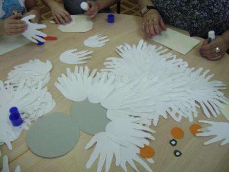 Keski- ja senioriryhmien esikoululaiset voivat itsenäisesti ympyröidä kämmenensä paperiarkeille. Tämän jälkeen sinun on leikattava jokainen kämmen. Lumiukon tekemiseksi sinun on valmistettava paitsi paperiset kämmenet, myös kolme ympyrää, joihin liimat osat. Ympyrät on leikattava pahvista, on suositeltavaa tehdä kiinteä aihio lumiukolle tai liimata kolme erikokoista ympyrää yhteen.