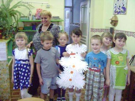 Kämmenistä tehty lumiukko voi olla mitä tahansa kokoa, kaikki riippuu alkuperäisestä aihiosta. Voit käyttää tätä käsityötä koristamaan ryhmän tai kokoontumishuoneen päiväkodissa. Lapset voivat eri kämmenillä