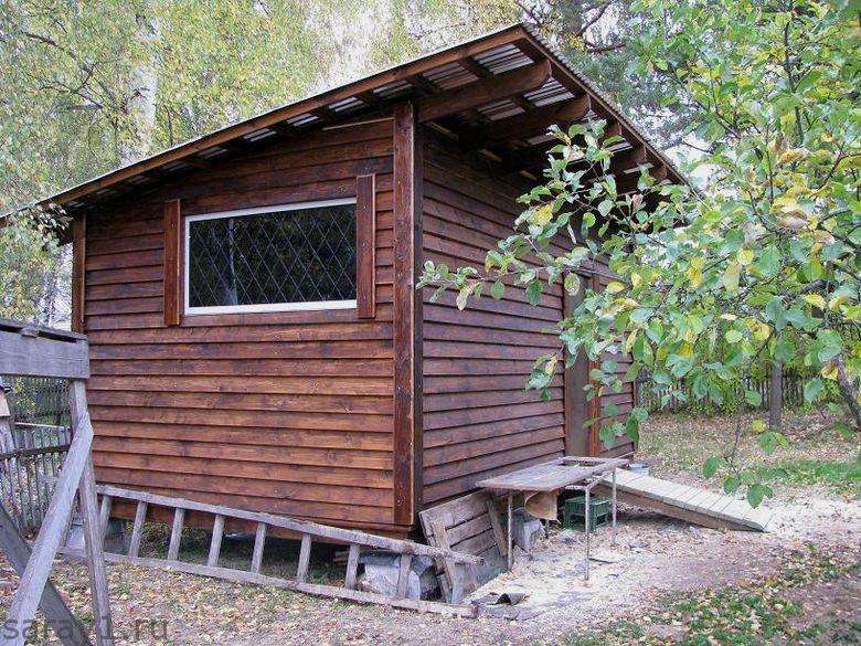 Η κατασκευή ενός αχυρώνα από ξύλινες σανίδες μπορεί να ονομαστεί μία από τις πιο οικονομικές. Μια τέτοια κατασκευή δεν είναι κατάλληλη για τη διατήρηση ζώων, αλλά μπορεί να χρησιμοποιηθεί με επιτυχία ως οικονομική μονάδα. Τα πλεονεκτήματα του υπόστεγου πίνακα περιλαμβάνουν: