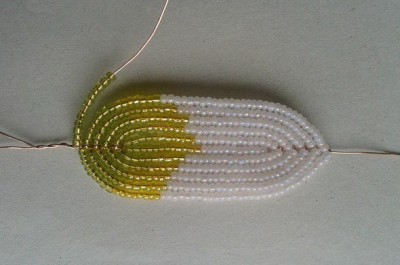 Joten on tarpeen tehdä viisi kierrosta (kaaria), minkä jälkeen sinun on luotava avoin reunan terälehti