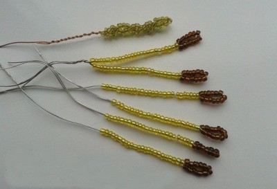 Lilja -alkuunsa luomiseksi sinun on tehtävä yksi terälehti ja kierrettävä se spiraaliksi