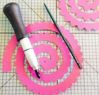 Samostatne pripravte drevenú palicu a natrite ju zelenou farbou. Ak nie je žiadna farba, zabaľte ju páskou. Na vrch palice musíte navinúť kúsok drôtu, aby ste palicu upevnili na kvete, a tá nespadne.