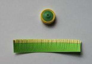 خذ شريطًا أخضر ولفه إلى ماسة. يمكن أن يصل طول الشريط إلى حوالي 10 سم ، ويمكنك محاولة عمل لفة ذات نغمتين.