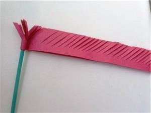 استخدم الورق الملون الأخضر لعمل ساق للقرنفل. لجعله كثيفًا ، لف المسواك بورق وألصقه بالغراء.