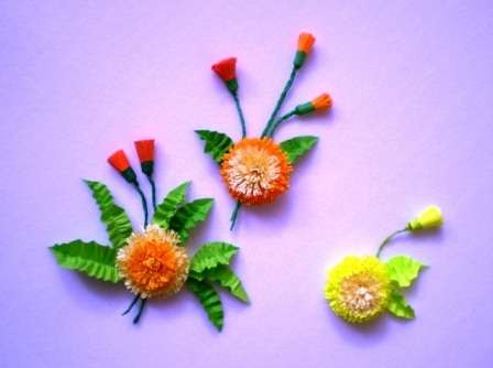 اصنع عدة فراغات من الزهور والبراعم ، ثم قم بتجميع تركيبة أصلية منها. يمكن لصق الهندباء على الورق المقوى أو غيرها من الركائز الكثيفة.