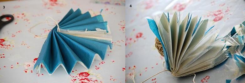 نقوم بطي الأكورديون الناتج إلى النصف ، وربط الوسط بخيط