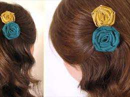 Ο ευκολότερος τρόπος είναι να στρίψετε τον κόμπο στο τέλος της υφασμάτινης κορδέλας σας και στη συνέχεια να περιστρέψετε απαλά την κορδέλα σας γύρω από τον κόμπο. Μην ξεχάσετε να διπλώσετε και να ράψετε με νήμα. Εάν πάρετε μια λωρίδα υφάσματος μήκους περίπου 45-50 cm και πλάτους περίπου 1,5 cm, τότε το λουλούδι πρέπει να έχει διάμετρο περίπου 3-4 cm.