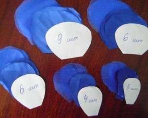 Μπορείτε να βρείτε υπολείμματα από οργαντζά, τούλι, σατέν και άλλα υφάσματα σε κάθε νοικοκυρά του σπιτιού. Για να φτιάξετε ένα πλούσιο και ογκώδες λουλούδι, πρέπει να κόψετε πέταλα διαφορετικών μεγεθών από τεχνητό ύφασμα. Είναι καλύτερο να προετοιμάσετε σχέδια τέτοιων πετάλων εκ των προτέρων, έτσι ώστε να έχετε ένα όμορφο λουλούδι από ύφασμα.