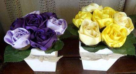 Μετά από αυτό, ράψτε προσεκτικά όλα τα πέταλα, ξεκινώντας από τα μικρότερα. Εάν χρησιμοποιείτε ύφασμα διαφορετικών χρωμάτων ή αποχρώσεων, τότε θα έχετε πολύ ενδιαφέρουσες συνθέσεις.