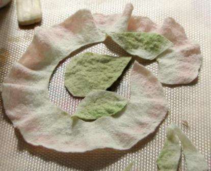 أنت الآن بحاجة إلى قطع الفراغ من أجل الوردة والأوراق في دوامة. ثم قم بتشكيل اللولب المقطوع على شكل بتلات الورد.