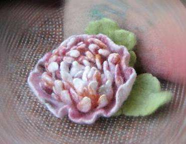 الفاوانيا الصوفية جاهزة والآن يمكنك تزيين القبعة ،