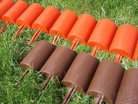 Voit tehdä aidan kukkapenkille sekä pehmeistä että kovista materiaaleista.