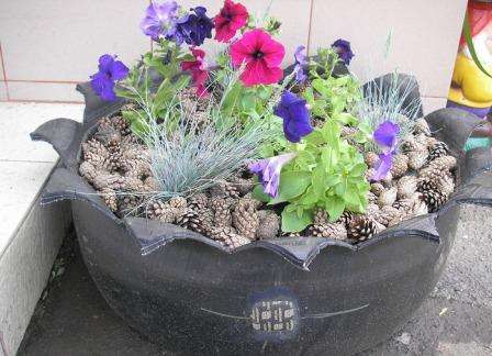 kukkapenkki vanhoista renkaista