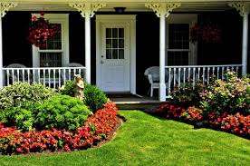 Soikeat ja pyöreät kukkapenkit täytetään keskeltä korkeilla monivuotisilla kasveilla, ja reunaa kohti kasvien kasvu vähenee.