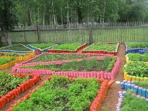 Voit halutessasi maalata kaikki pullot niin, että aita vastaa maiseman yleistä muotoilua.