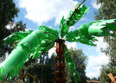 Monet puutarhurit ovat jo istuttaneet palmun muovipulloista sivustolleen. Se on erittäin helppo valmistaa, koska pullot