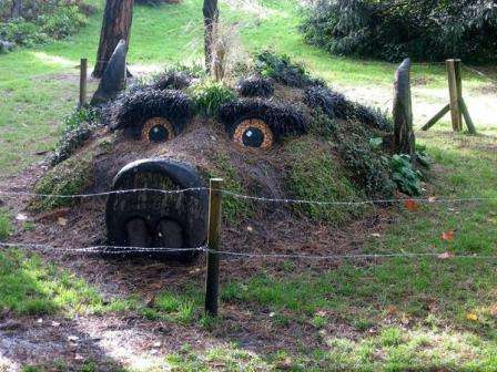 Kaikki ovat tottuneet siihen, että hahmot on muotoiltava savesta tai leikattava puusta. Maapatruunan avulla on kuitenkin myös helppo tehdä alkuperäisiä käsitöitä. Kuvassa näet villisian, joka on tehty kaadetusta puusta, maasta, mosaiikeista ja monivuotisista kasveista.