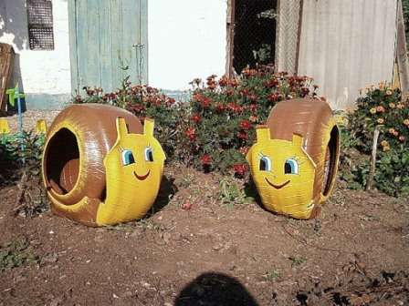 Tee vanhoista renkaista söpöjä etanoita, jotka tuovat iloisuuden muistiinpanoja ja ilahduttavat naapureita ja ohikulkijoita.