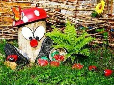 Tavallisesta kannosta voidaan tehdä vanha boletus, jos kiinnität hänelle silmät ja ripustat hatun sijaan koristeltu kulho.