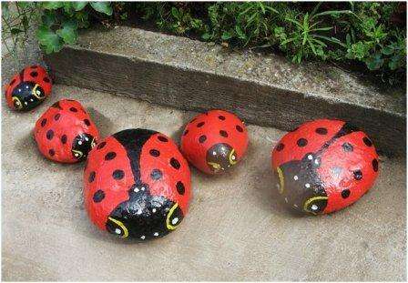 Sileät kivet ovat todellinen löytö, koska niiden pinnalla voit kuvata mitä tahansa eläintä tai hyönteistä. Ota maalit ja saat nämä leppäkertut.